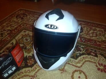 AD markalı moto dəbilqə – modul tipli (açılıb‑bağlanan çənə hissəli)