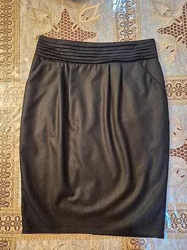 Куртки: Tünd qara rəngdə, qısa, düz kəsimli qadın ətəyi. Bel hissəsi büzməli — 1
