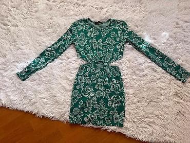 - Qadın paltarı - Rəng: zümrüd yaşıl, ağ floral naxışlarla - Uzunqol — 1