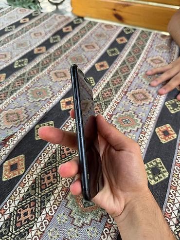 fly e147 tv: IPhone SE 2022, 64 GB, Qara, Barmaq izi — 2