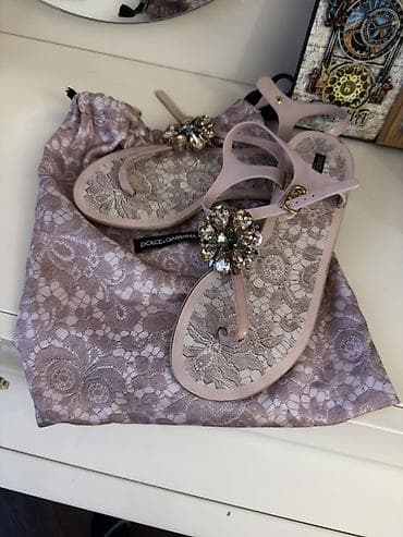 Dolce & Gabbana qadın sandaleti - Model: barmaqarası (T-strap)