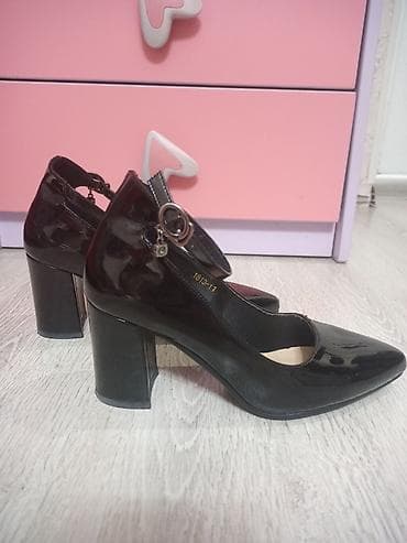 ayaqlar: Qadın klassik tuflisi - Rəng: qara (parlaq lak örtüklü) - Burun — 2