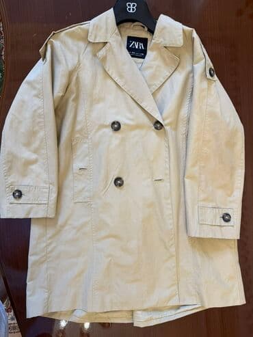 Zara markalı uşaq trençkotu. Bu açıq bej rəngli trençkot iki cərgə