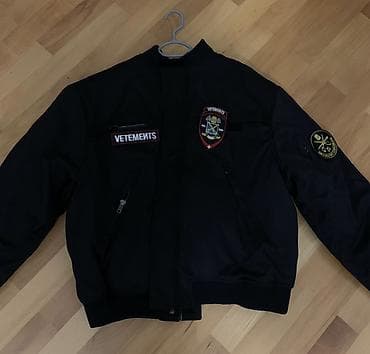 Kostyumlar: VETEMENTS temalı qara bomber gödəkçə size: M - Rəng: qara - Üslub — 3