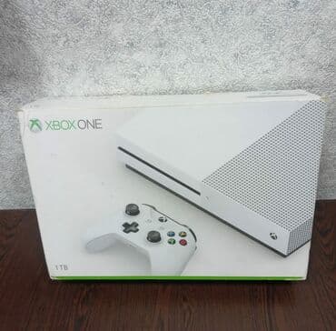 xbox: Ağ rəngdə olan Xbox One S oyun konsolu. Konsolun dizaynı müasir və — 2