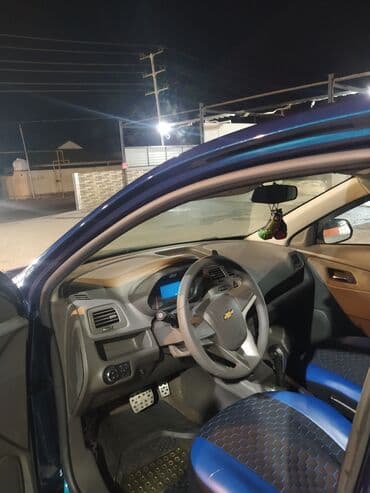 авто дешево купить: Bu, dörd qapılı, mavi rəngli Chevrolet Cobalt sedanıdır. Avtomobil — 3