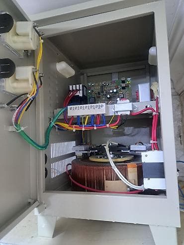 12 voltu 220 volta çeviren: Avtomatik gərginlik stabilizatoru (servo tip) - Korpus daxilində — 1