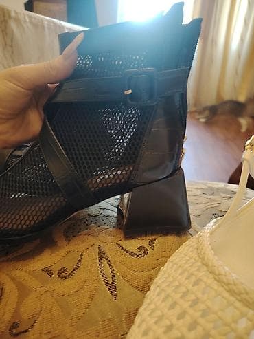 Basanoşka və səndəllər: Məhsul: Qadın ayaqqabıları – 2 cüt 1) Qara torlu sandal/bootie - — 1