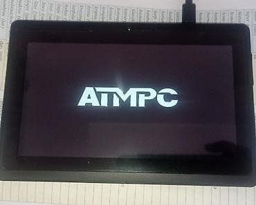 Qara rəngdə, ATMPC loqosu olan planşet. Ofis işləri, təqdimatlar və ya