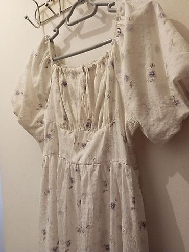 Ağ rəngdə, bənövşəyi çiçək naxışlı yay donu. - Model: midi uzunluq — 2