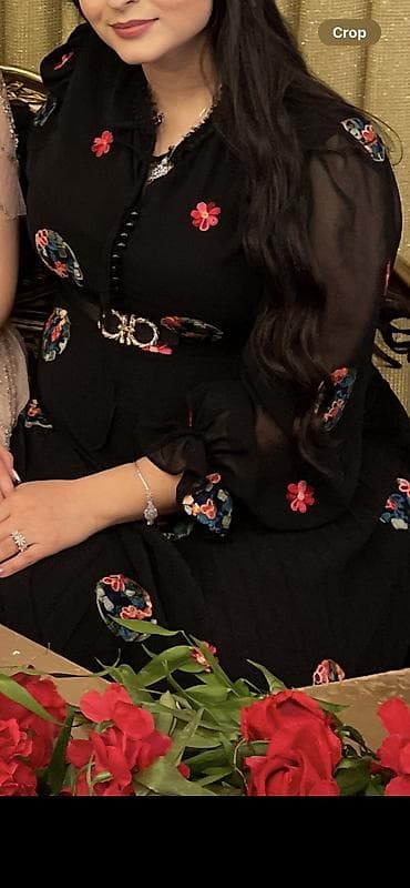 Baş geyimləri: Qadınlar üçün qara rəngli, çiçək naxışlı, plisəli maksi don. Bu zərif — 5