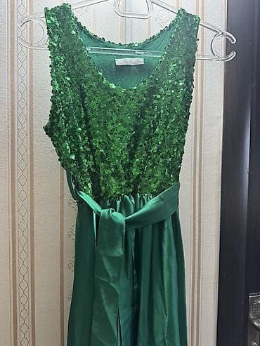 Dəstlər, kostyumlar: Zümrüd yaşılı rəngdə uzun gecə/furaj paltarı. 1 dəfə geyinilib 4-5 — 2