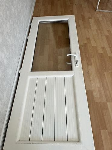 PVC şüşəli qapı - Material: ağ PVC profil - Dizayn: yuxarı hissəsi