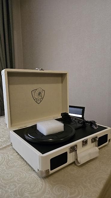 Qrammafonlar Mehduddur!!! Çox gözəl Retro Qramafonlar və göz oxşuyan