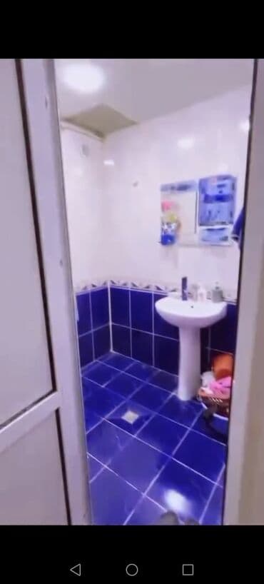 Qarajlar: Bakı, 3-cü mikrorayon, 2 otaqlı, Köhnə tikili, m. Memar Əcəmi, 70 kv. m — 8