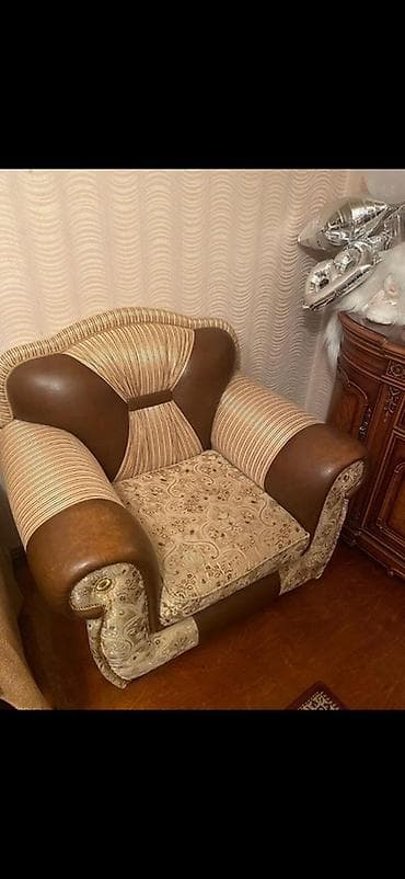 divan: Klassik üslubda yumşaq mebel dəsti - Tərkibi: 3 nəfərlik divan + 2 — 2