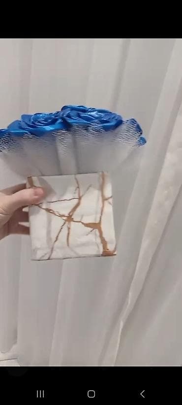 Stolüstü Dekorativ gül kompozisiyası – mavi metalik effektli güllər - — 3