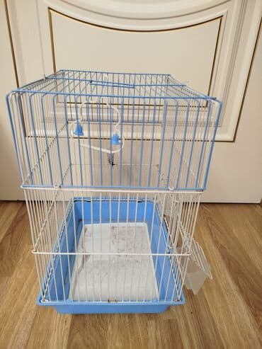 qəfəslər: Satılır çox az işlənib Mavi rəngli plastik altlığı və ağ metal toru — 3