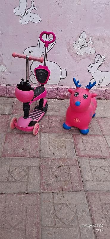Uşaqlar üçün çəhrayı rəngdə, çoxfunksiyalı skuter. Bu skuter üç — 3