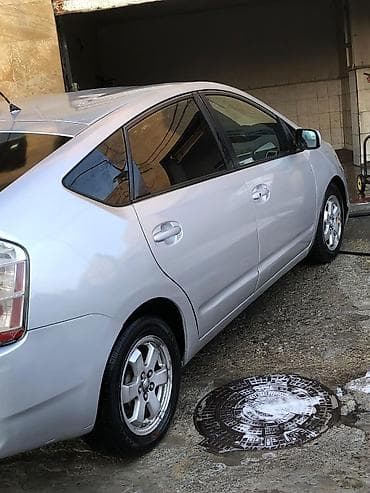 kredit avto aksesuar: Toyota Prius Hybrid – gümüşü rəng, 5 qapılı hetçbek. İqtisadi hibrid — 1