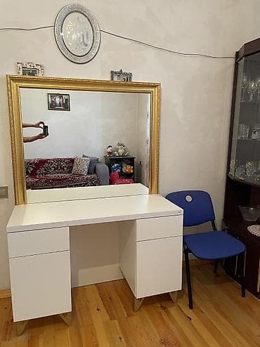 kohnə stul: Ağ rəngli kosmetik/iş masası və böyük güzgü dəsti - Minimalist — 1