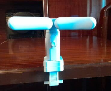 Uşaqların düz oturuşu üçün qamət korrektoru. Masa arxasında oturan