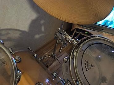 Fleytalar: Akustik zərb alətləri dəsti – akril tomlarla Tərkib: - Bass drum — 6