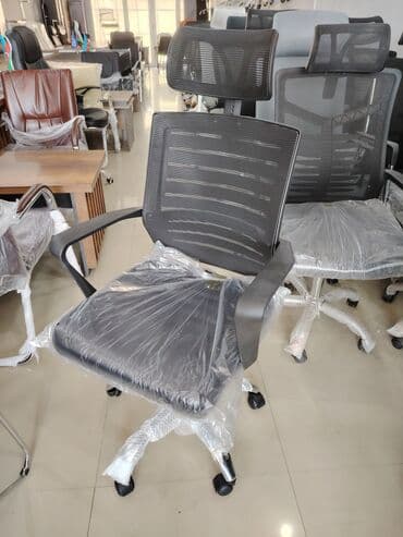 кресло для компьютера: Fırlanan funksiyalı və əlavə baş dəstəyi olan qara ofis kreslosu — 3