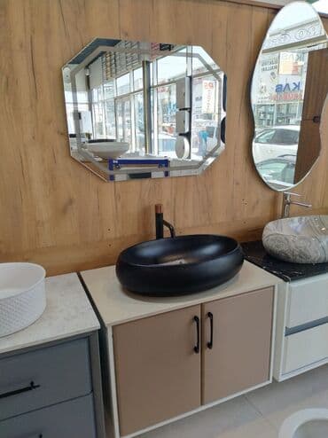 mətbəx moydadır: Oval formalı qara rəngli çanaq lavabosu ilə birlikdə olan bu hamam — 2