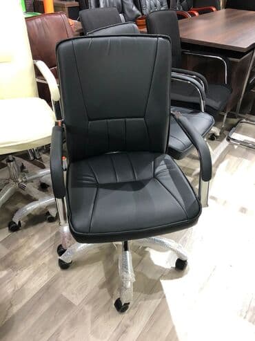офисные кресла: Новый, С колесиками, Рукояти не регулируются, Кожа — 2