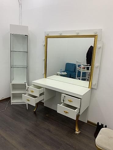 magaza vitrin: Vizaj masası və vitrin dəsti - Geniş iş səthi olan ağ vizaj masası - — 1
