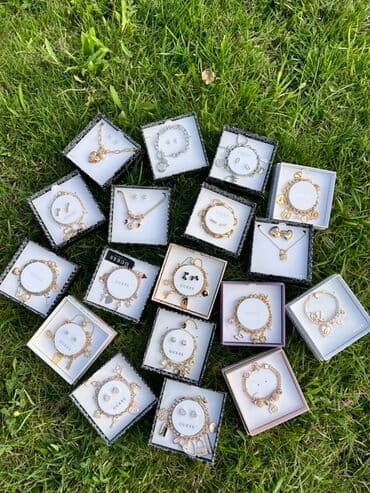 kişilər üçün trusu dəsti: GUESS brendinə aid zərgərlik aksesuarları dəsti kolleksiyası. - — 1