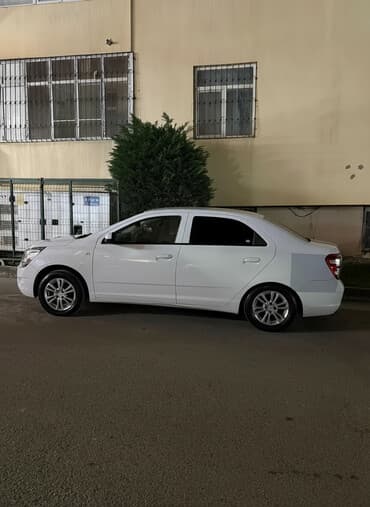 Chevrolet Cobalt sedan – ağ rəng, 4 qapı, geniş salon və iri baqaj