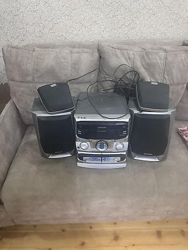 Mikrofonlar: SHARP mini musiqi mərkəzi – 4 dinamikli sistem Komplekt: - Mərkəzi — 3