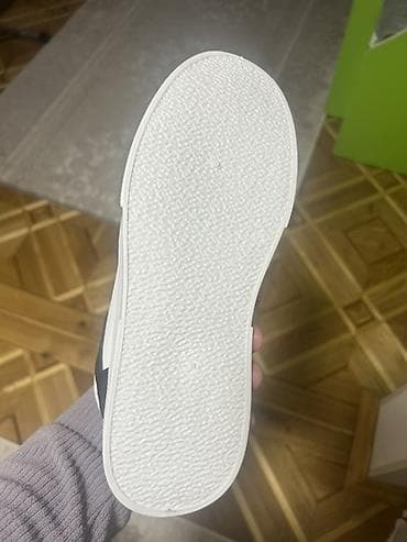 Qara-ağ rəngdə idman üslublu krossovka - Dizayn: Kontrast qara-ağ — 3