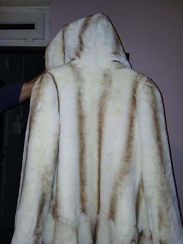 Ağ-qəhvəyi tonlarda xəz qadın palto - Model: qısa-kloş kəsimli, geniş — 4