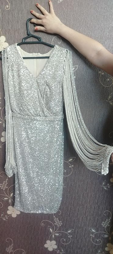 Gümüşü rəngdə, tam parıltılı (payetli) ziyafət/libas paltarı. Ölcusu M