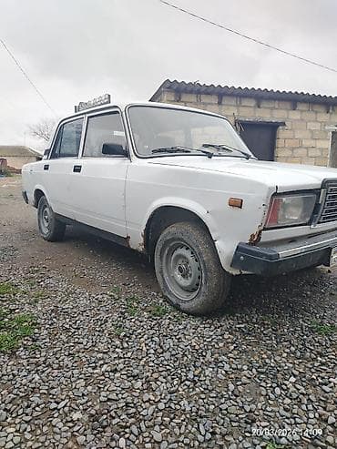 17 teker: Lada 2107, ağ rəng, sedan gövdə.masin ideal vəziyyətdədir mator — 2