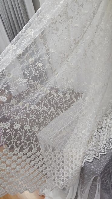 yuxuda ağ pərdə görmək: Ağ rəngli, zərif güllü naxışlarla bəzədilmiş tül pərdə. Yüngül və — 2