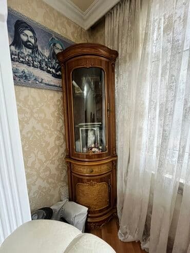 künc rəf: Şüşəli dolab vitrini — 1