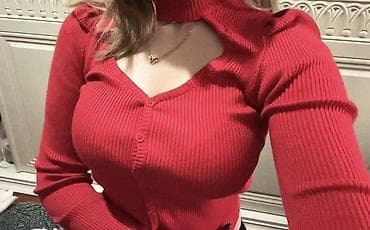 Qırmızı ribli qadın kardiqanı və boğazlı detal bedene oturandır M