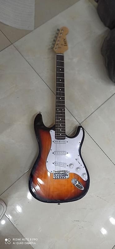 gitara elektron: Elektro gitara, qitar, qitara, elektron gitara Rast musiqi alətləri — 1