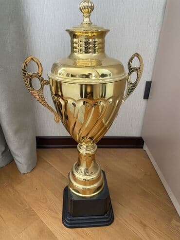 Böyük ölçülü qızılı kubok - Material: metal ərintisi, parlaq qızılı