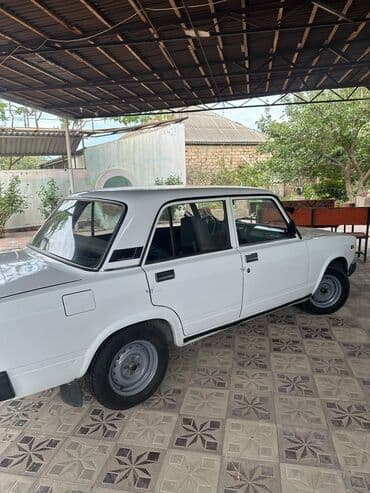 диски титановые ваз 2101 недорого: VAZ 2107 modeli, sadə ağ rəngdə və klassik sedan dizaynına malikdir — 1