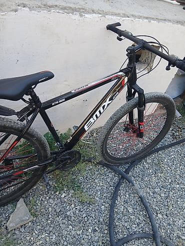 velosiped diskleri: BMX GTR-906 dağ velosipedi. Velosiped qara rəngdədir, qırmızı və ağ — 4