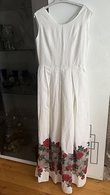 Ağ rəngli, uzun maxi don. Sadə, qolsuz üst hissə və V formalı arxa — 1