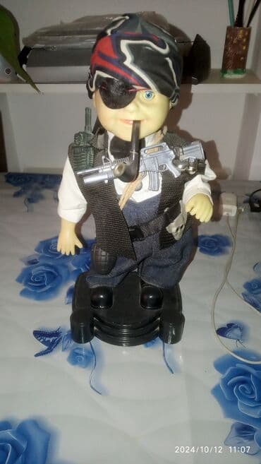 oyuncaq robot: Пират на батарейках 
Высота 35 см 
zənğ edin — 1