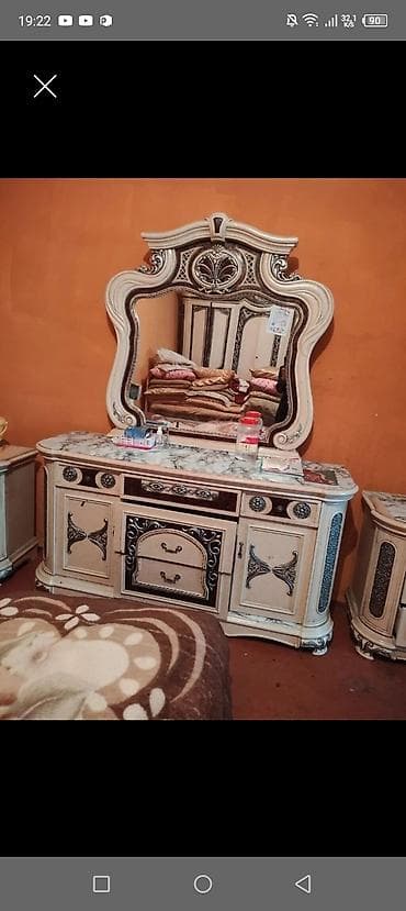 Klassik üslubda makiyaj masasının güzgülü komplekti - Üst hissə