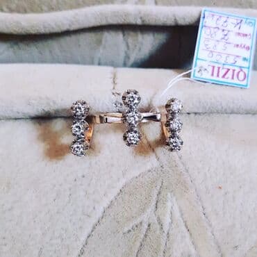 sirqalar qizil: Dəstə daxildir: Üzük, Sırğa, Çəhrayı qızıl, 585 Əyar, 780 g — 4