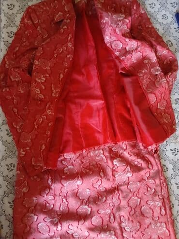kostyum qadin: Naxışlı qırmızı parçadan hazırlanmış qadın ətək kostyumu. Kostyumun — 3